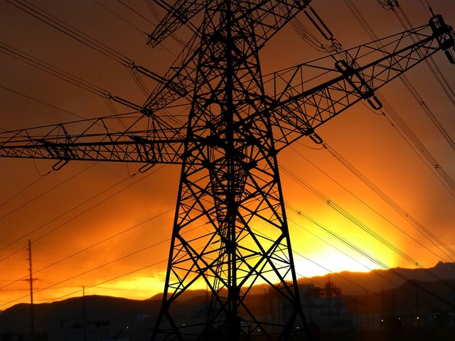 پیٹولیم مصنوعات کے بعد بجلی کی قیمت میں 4 روپے اور 83 پیسے فی یونٹ اضافہ
