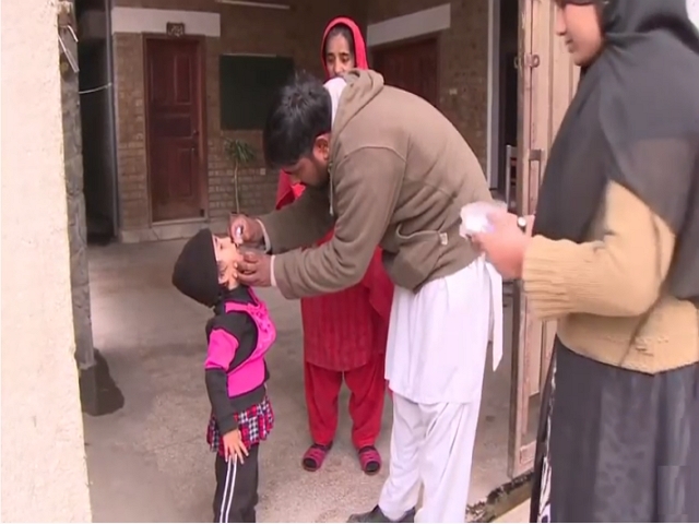 Polio workers are giving vaccin to a child 640x480