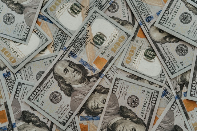 ڈالر ایک بار پھر بے قابو، ایک امریکی ڈالر 216 روپے کا ہوگیا