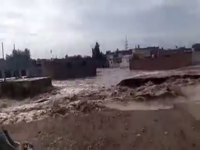 دریائے کابل پر ضلع نوشہرہ کے مقام پر بنے دو بند ٹوٹ گئے، سیلابی پانی نزدیکی دیہاتوں میں داخل ہونا شروع