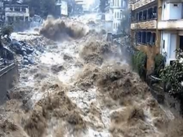 ملک بھر میں بارشوں اور سیلاب کی تباہ کاریاں جاری، 913 افراد ہلاک