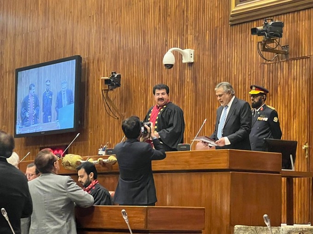 Ishaq dar taking oath of senator Photo Twitter 640x480