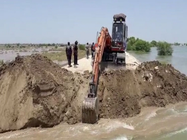 Official administers cut on Manchar lakes for water discharge Photo Dunya News 640x480