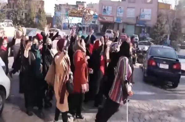 Taliban Banned Women to work in NGOs Photo File 640x480