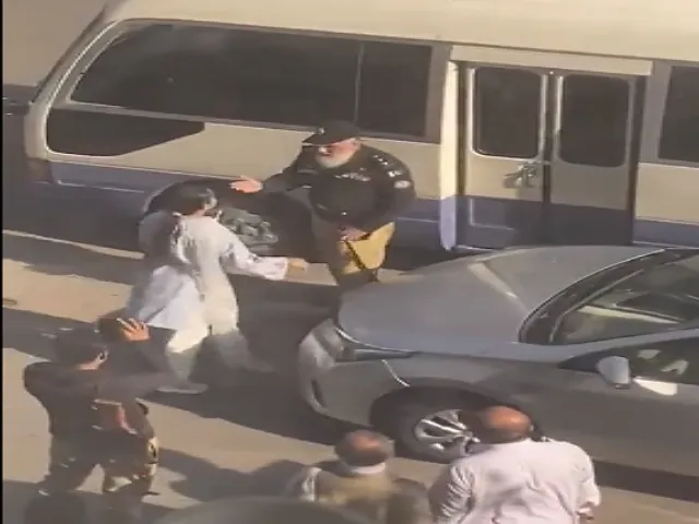 Karachi Traffic Police misbehavied by a women Photo File 640x480