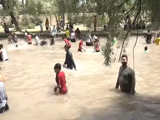Heat Wave in Pakistan People bath in Open Water Photo File 640x480