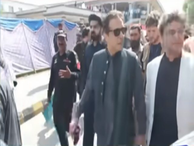 Imran Khan Coming to Court Photo File 640x480