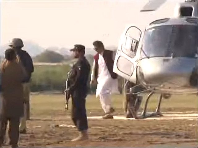 Imran Khan Landing from Helicopter 640x480
