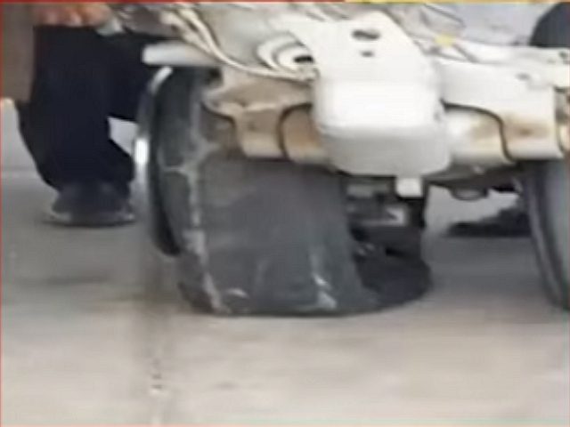 PIA Landing with damaged Tyre Photo File 640x480