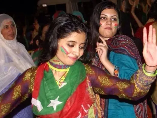 PTI-Girls-Dance-in-Islamabad-Dharna Photo Pakimag 640x480